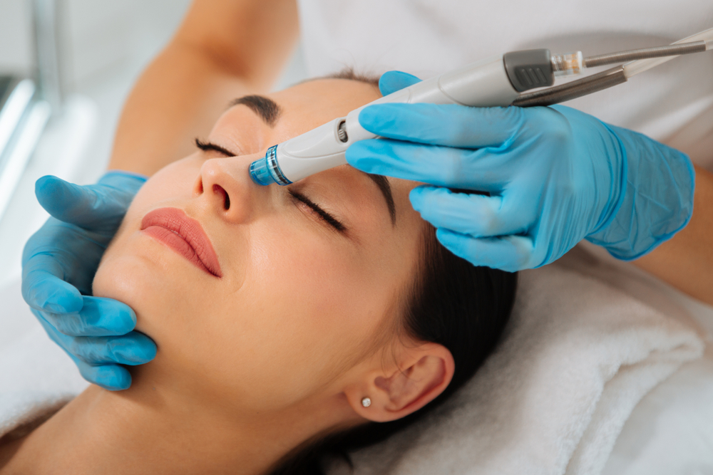 Hydrafacial: What It Does (and Doesn’t) Do for Blackheads, Texture, and Glow