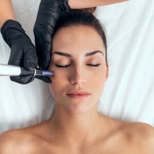 High-Tech Facials vs. Traditional Facials: What’s the Difference?